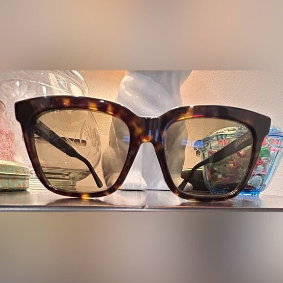 Gucci Women's Sunglasses GG0267SA 002 55 18-150 EUC - Picture 10 of 11